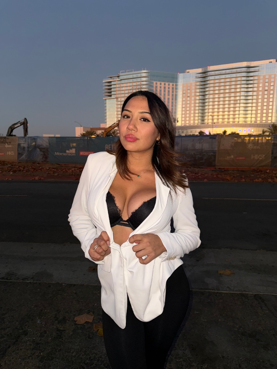 Take a pause and enjoy Ali Cruz — streaming from Guadalajara