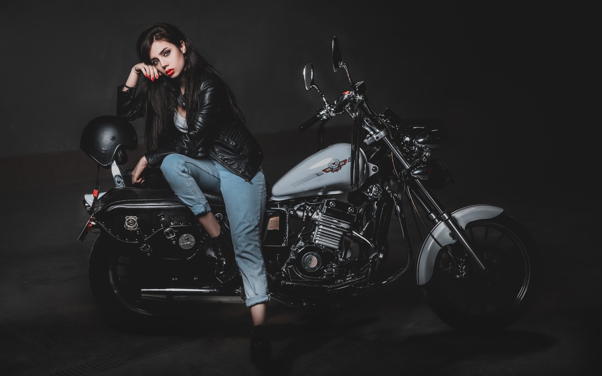 Biker girls: style and drive brings the glow — live moments in Guadalajara