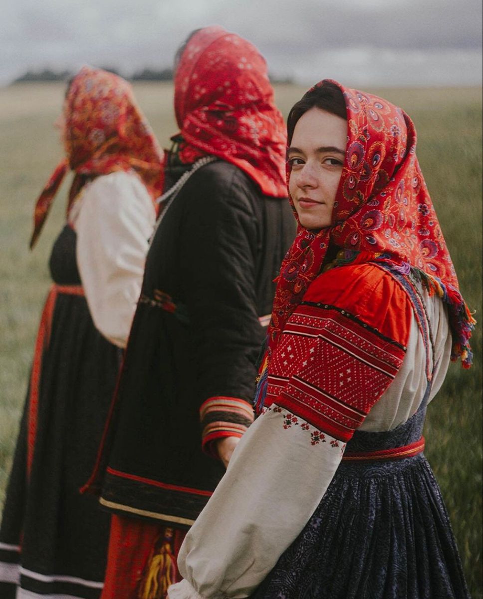 Women in Slavic costumes’s look of the day — catch her live in Guadalajara